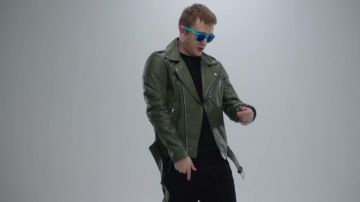 Le blouson en cuir vert de Vald dans son clip Désaccordé