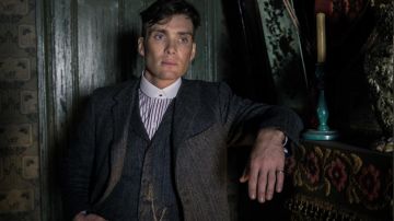 La camisa blanca a rayas moradas con cuello de palo y corbata metálica de Thomas Shelby (Cillian Murphy) en Peaky Blinders S01E01
