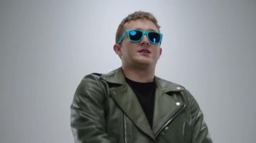 Les lunettes de soleil de Vald dans son clip Désaccordé