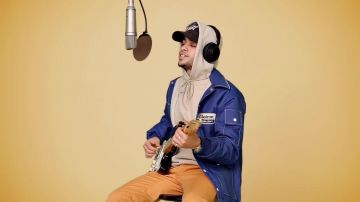La veste bleue de Sopico dans son clip Le Hasard Ou la Chance - Colors version