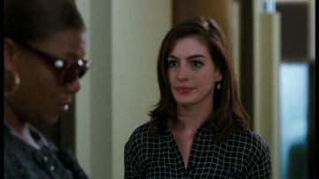 The black shirt plaid Liz (Anne Hathaway) in Valentine's Day