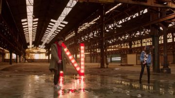 Les cuissardes noires de Nilusi dans le clip Stop The Rain de Nemo Schiffman & Nilusi