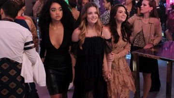 La tenue de Kat Edison (Aisha Dee) dans The Bold Type S01E10