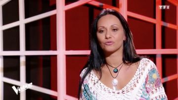 Le collier de Sawadee, la candidate à l'harmonica dans The Voice du 17.02.2018