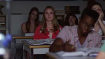 La chemise rouge de Casey Newton (Britt Robertson) dans À la poursuite de demain