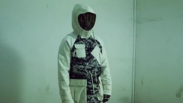 La parka blanche de Jok'air dans son clip G.