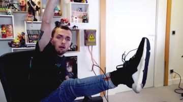 La paire de sneakers de Squeezie dans sa vidéo J'ai réussi l'impossible