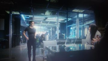 The pants clip to the officer Kristin Ortega (Martha Higareda) in Altered Carbon S01E03