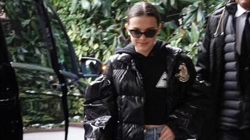 Chaqueta Moncler de Millie Bobby Brown en el show Moncler de Milán