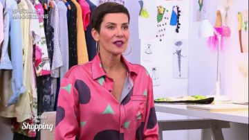 Chemise rose à motifs géométriques portée par Cristina Cordula dans les reines du shopping.