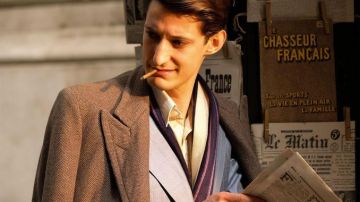 El abrigo de Pierre Niney (Romain Gary) en La promesa del amanecer