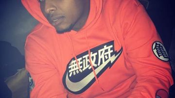 Le sweatshirt à capuche couleur tango de Sultan sur une photo Instagram