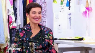 Le chemisier à fleurs de Cristina Cordula dans les Reines du Shopping du 01/03/18