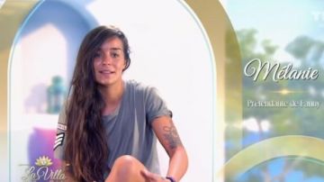 Le t-shirt militaire de Melanie dans La villa des coeurs brisés