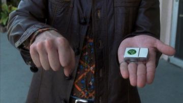 Le briquet de Dennis Hope (Jimmy Fallon) dans Presque Célèbre