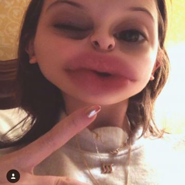 The golden necklace of Millie Bobby Brown on a photo to Instagram