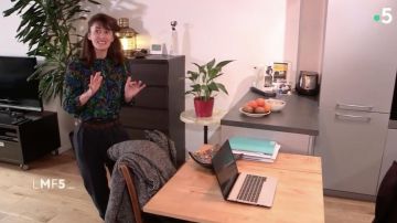 The blouse with the blue flowers in The Maison France 5, Friday march 9, 2018