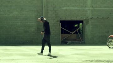 Le pantalon de Oboy dans son clip Cobra