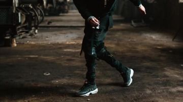 Le pantalon noir porté par Scarlxrd dans son clip We waste time FADED