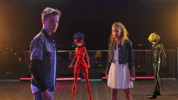 Los fanáticos de la chaqueta de mezclilla de Lenni-Kim Lou & Lenni-Kim's Miraculous music video