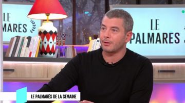 La lampe en arrière plan de Ali Baddou dans l'émission C l'hebdo