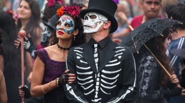 La máscara y el disfraz de esqueleto de James Bond (Daniel Craig) en Spectre