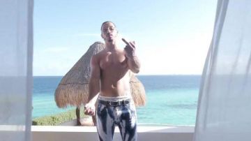 The faded jeans Dsquared2 N. O. S., in the clip I'm IBD NLP