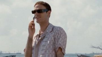 Les lunettes de soleil portées par Elvis (Anatole Taubman) comme on le voit dans Quantum of Solace