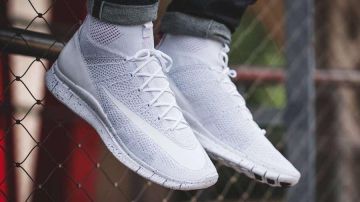 La paire de Nike de Prime dans une de ses vidéos