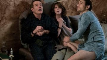 Camisa larga de kaftán gris con hendiduras en las piernas usada por Laird Mayhew (James Franco) como se ve en ¿Por qué él?