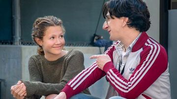 La veste Adidas de Gus Cruikshank (Paul Rust) dans Love