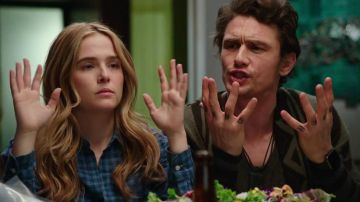 El chaleco marrón de Laird Mayhew (James Franco) en El novio