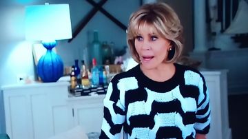 The black sweater and white Grace Henson (Jane Fonda) in Grace and Frankie (S04E05)