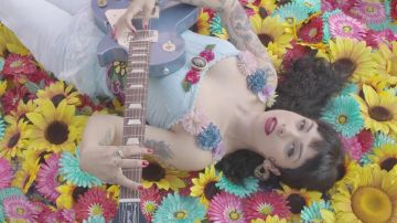 Le top bleu à fleurs style corset de Mon La­ferte dans son clip de Amár­rame