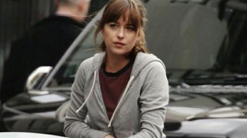 The T-shirt in ribbed stitch of Anastasia Steele (Dakota Johnson) in 50 shades lighter