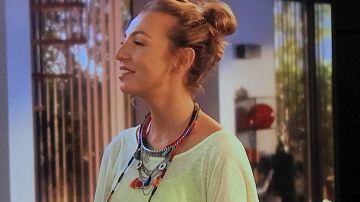 The collar of Camille (Amélie Etasse) in Scenes of household