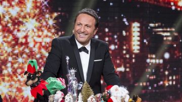 La veste de smoking noire d'Arthur dans Vendredi tout est permis, la grande soirée de Noël
