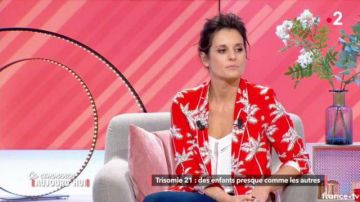 La veste rouge à palmiers blancs de Faustine Bollaert dans Ça commence aujourd'hui