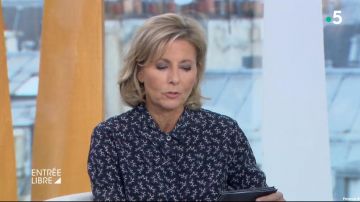 The shirt Claire Chazal in Free Entry on march 26, 2018