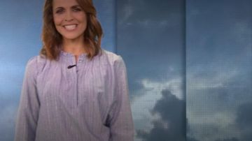 La blouse grise et argent de Cali Morales dans la météo de M6