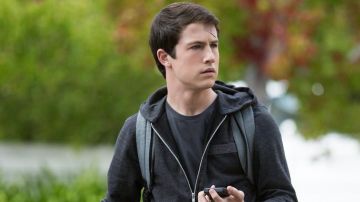 The sweatshirt hoody Hero of Clay Jensen (Dylan Minnette) in 13 Reasons Why