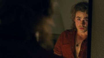 The red shirt of Billy Hargrove (Dacre Montgomery) in Stranger Things S02E08