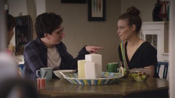 La camiseta negra y colorida de Mickey Dobbs (Gillian Jacobs) en Love S03E02