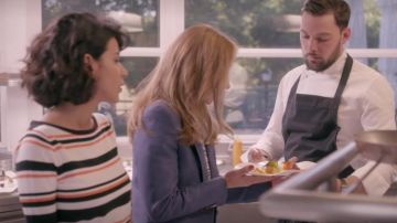 Le pull rayé de Juliette (Reem Kherici) dans Jour J