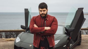 Le blouson rouge porté par Tony Dog (Salvatore Esposito) dans Taxi 5