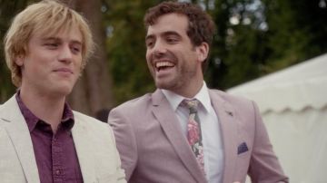 Traje rosa usado por Luke Curran (Daniel Ings) como se ve en Lovesick S01E01