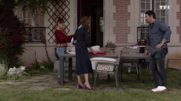 Le pull en maille bordeaux avec broderies de Salomé Boissier (Léa Lopez) dans Clem saison 8