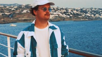 The jacket striped Myd in her video clip All Inclusive