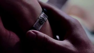The strap of Chloe Tousignant (Nora Arnezeder) in Zoo S02E05