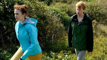Chaqueta verde y negra usada por Ash Starmer (Domhnall Gleeson) como se ve en Black Mirror S02E01